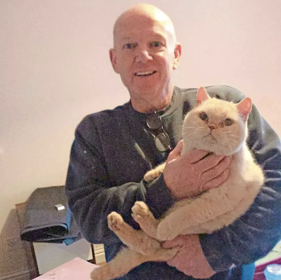 Plumber liberates angry kitty from under the bath