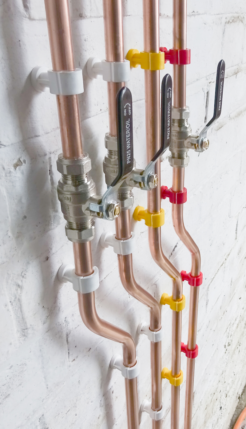 Quick solution for tidy pipework