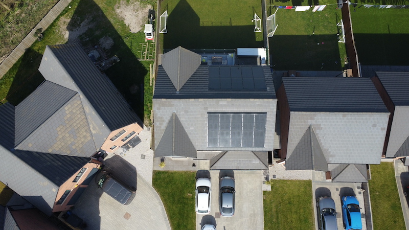 Fully integrated heat pump and solar PV system