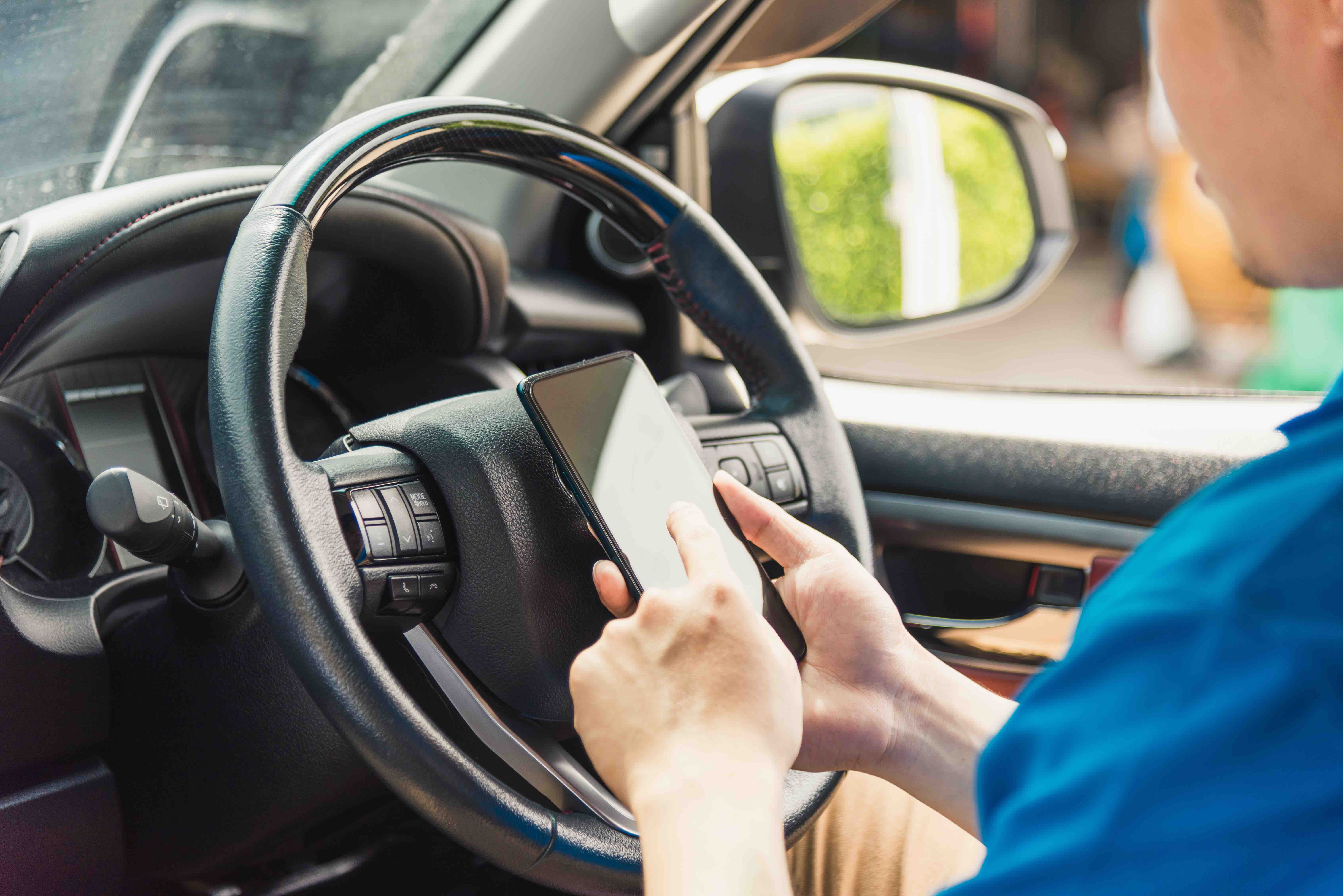 Many van drivers still using mobiles while driving